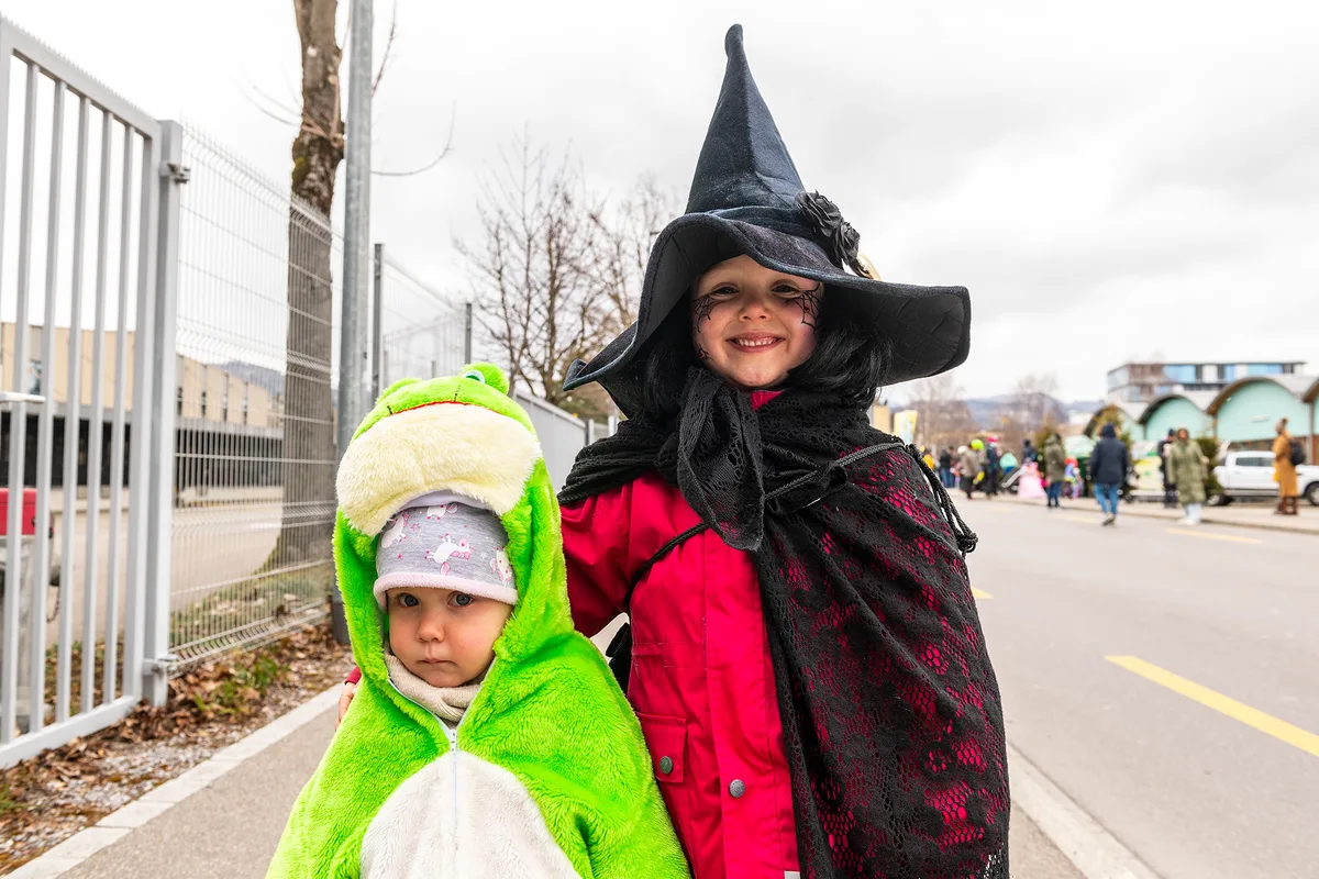 Die Hexe Nura aus Wetzikon hat schon mehr Erfahrung, das Fröschlein Alina ist da noch etwas skeptisch. Der Fasnachtsumzug in Robenhausen war laut, bunt und sehenswert.